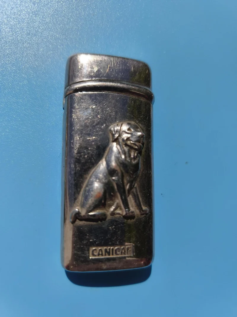 Ancien briquet publicitaire CANICAF chien relief métal, collection vintage