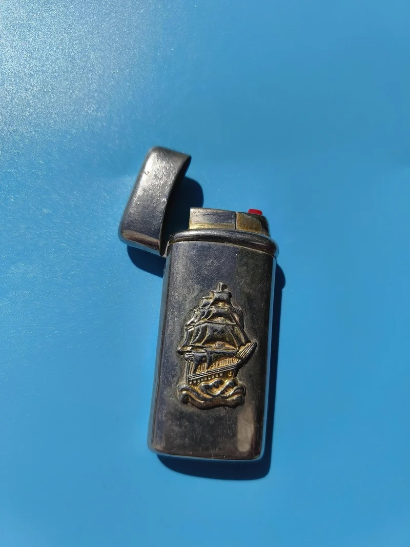 Ancien briquet publicitaire à clapet décor bateau relief, collection vintage