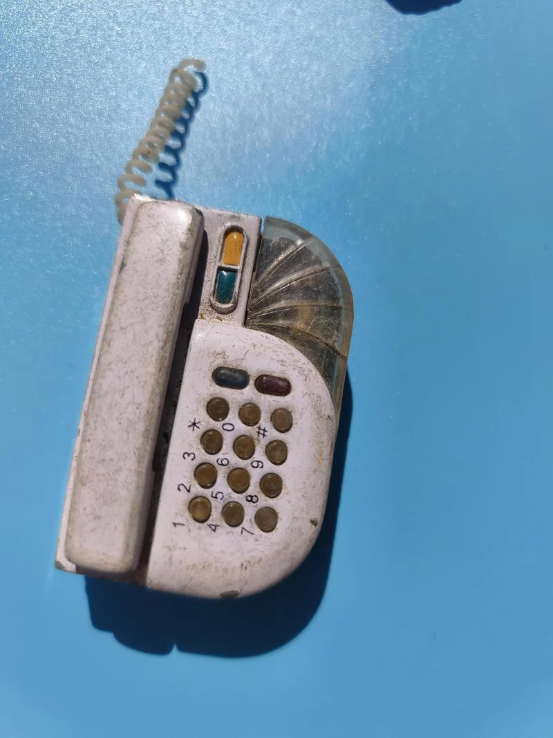 Ancien briquet publicitaire forme téléphone rétro, à nettoyer, non testé