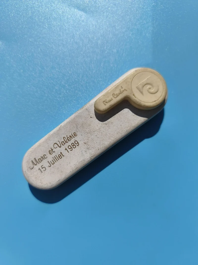 Ancien briquet publicitaire Pierre Cardin blanc crème personnalisé 1989 vintage