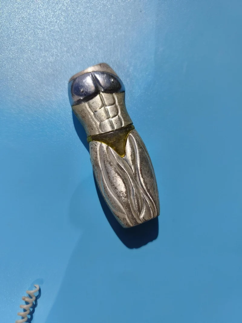 Ancien briquet publicitaire musclé, forme corps d?homme, collection rétro