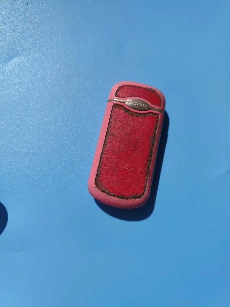 Ancien briquet publicitaire rouge en l'état, collection vintage rétro déco