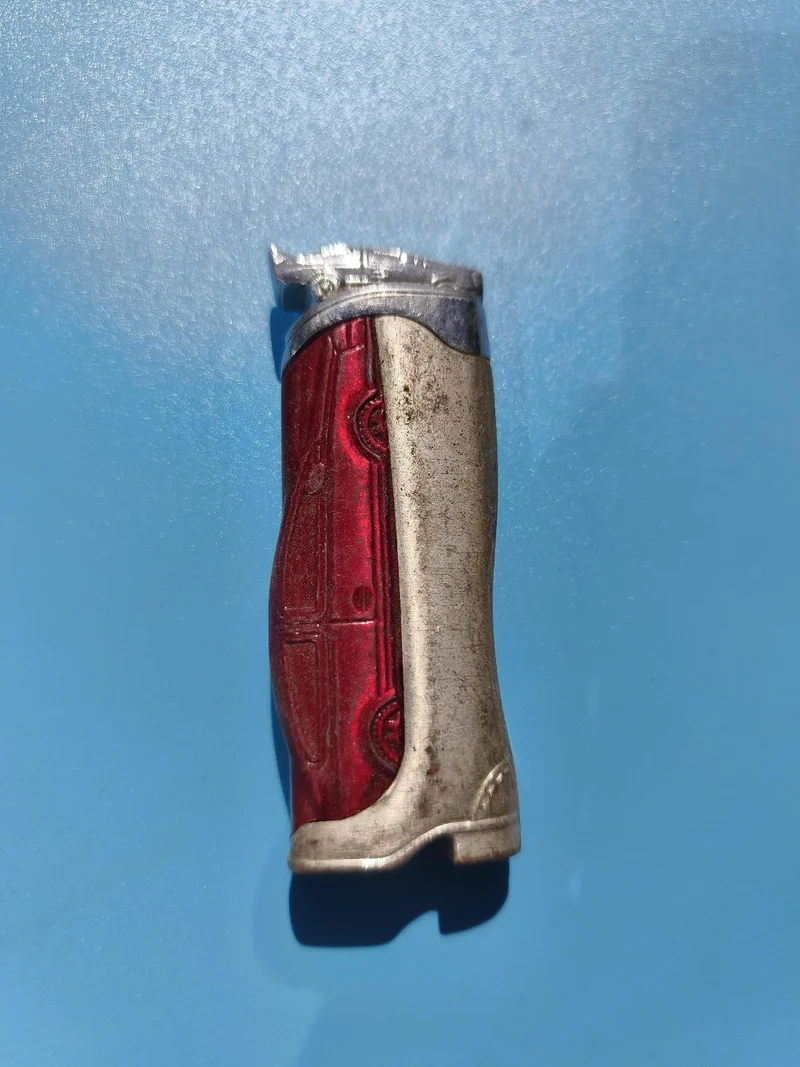 Ancien briquet publicitaire forme botte rouge métal, collection vintage déco