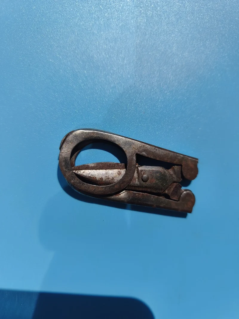 Ancienne petite paire de ciseaux vintage années 1920 coupe-fil métal patiné