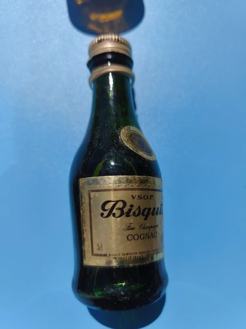 Mignonnette vintage Bisquit Cognac VSOP 3cl, bouteille verte ancienne, mi pleine