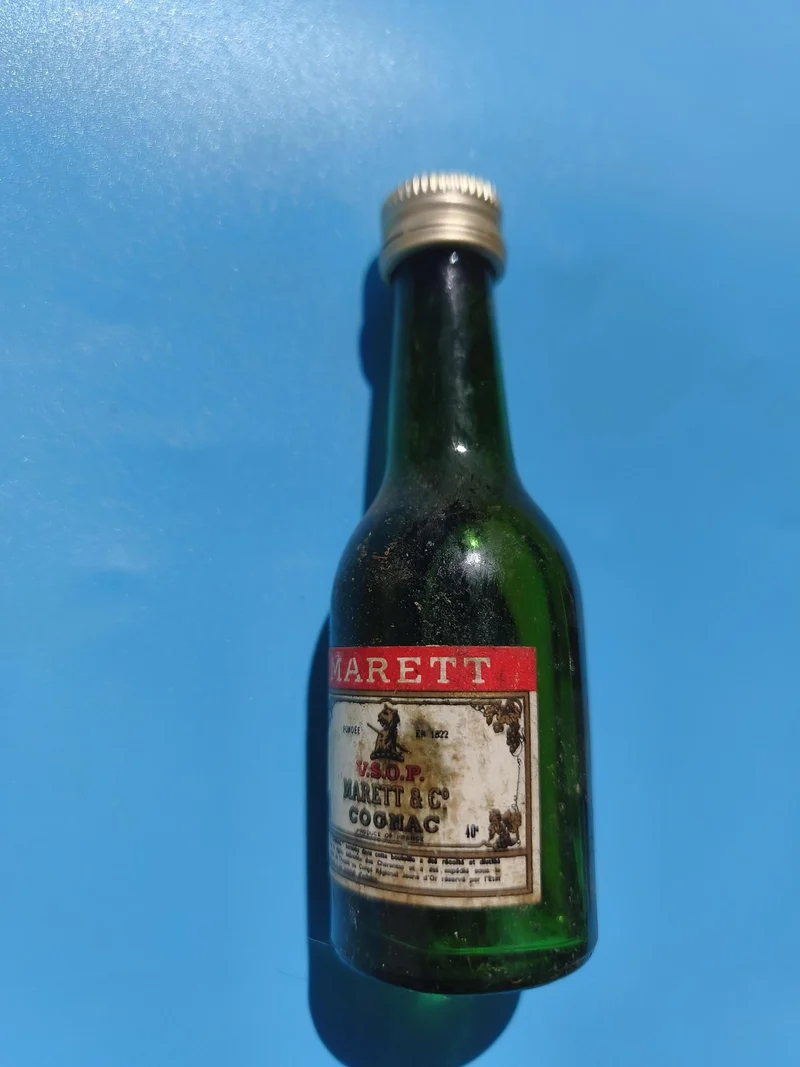 Mignonnette vintage Marett Cognac VSOP, bouteille verte ancienne, mi pleine
