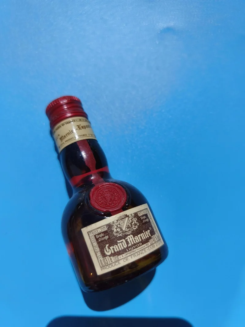 Mignonnette vintage Grand Marnier mi-pleine liqueur ancienne bouteille collectio