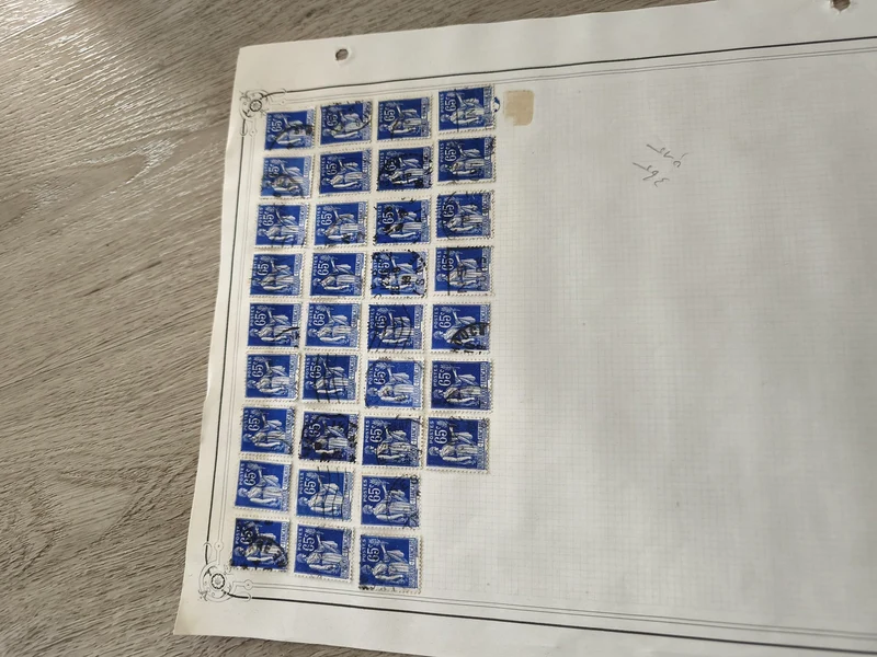 Gros lot timbres anciens Marianne 65c bleus sur planche philatélie étude