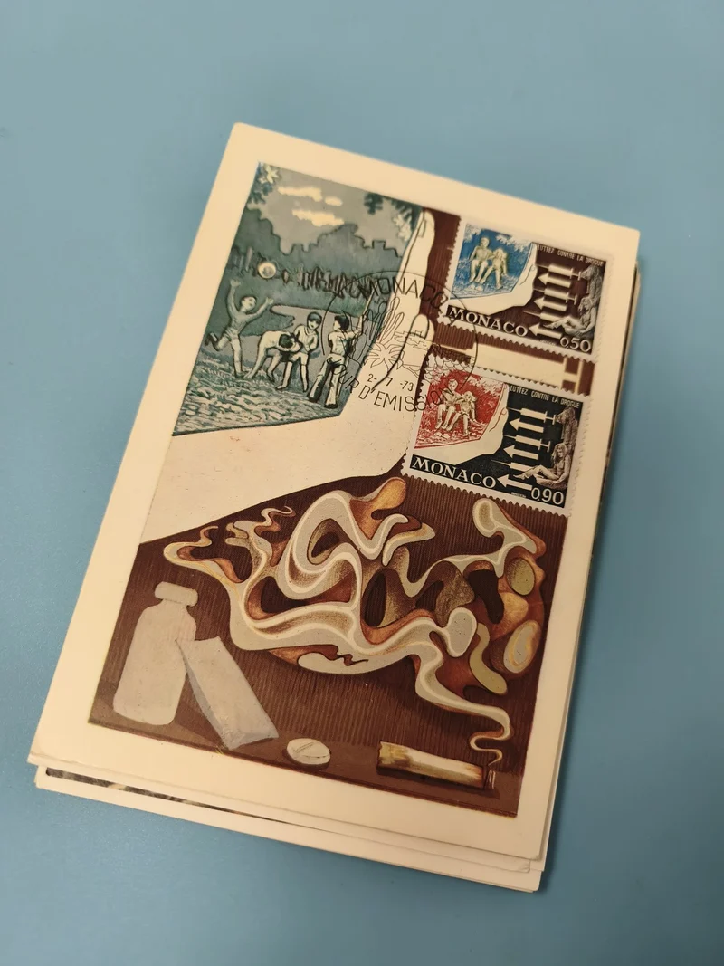 Carte postale Monaco timbres illustrés, scène sportive et objets, oblitérée