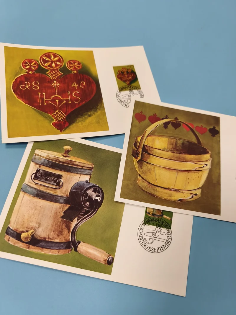 Lot cartes postales illustrées philatélie objets traditionnels timbrées