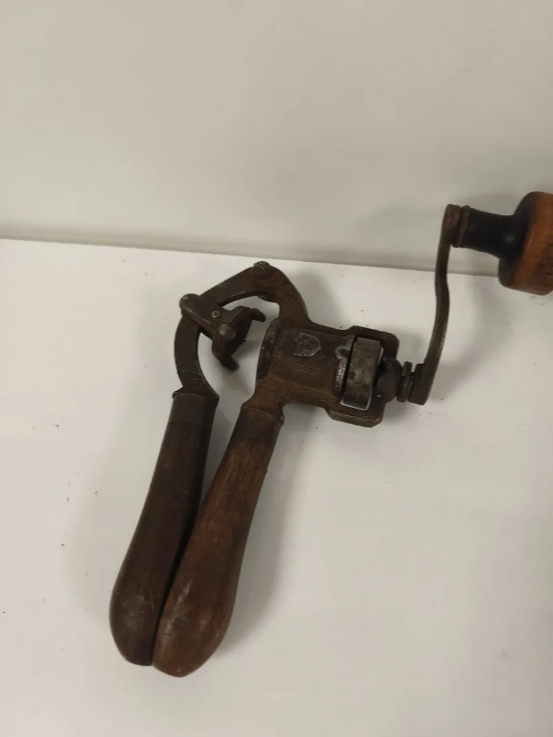 Ancien outil de sertissage à poignées bois, vintage, collection outillage