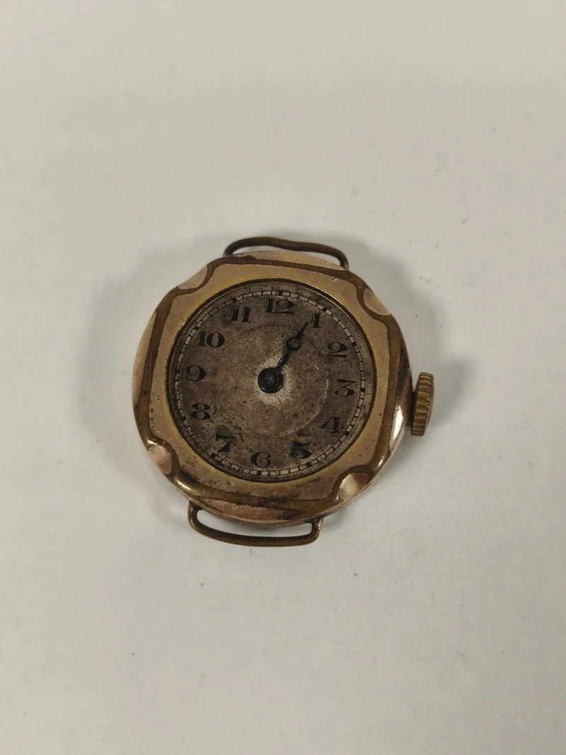 Montre ancienne à restaurer cadran rond doré vintage pour collectionneur