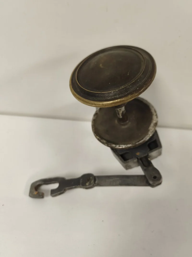 Ancienne poignée de porte avec serrure ronde, style vintage, métal patiné