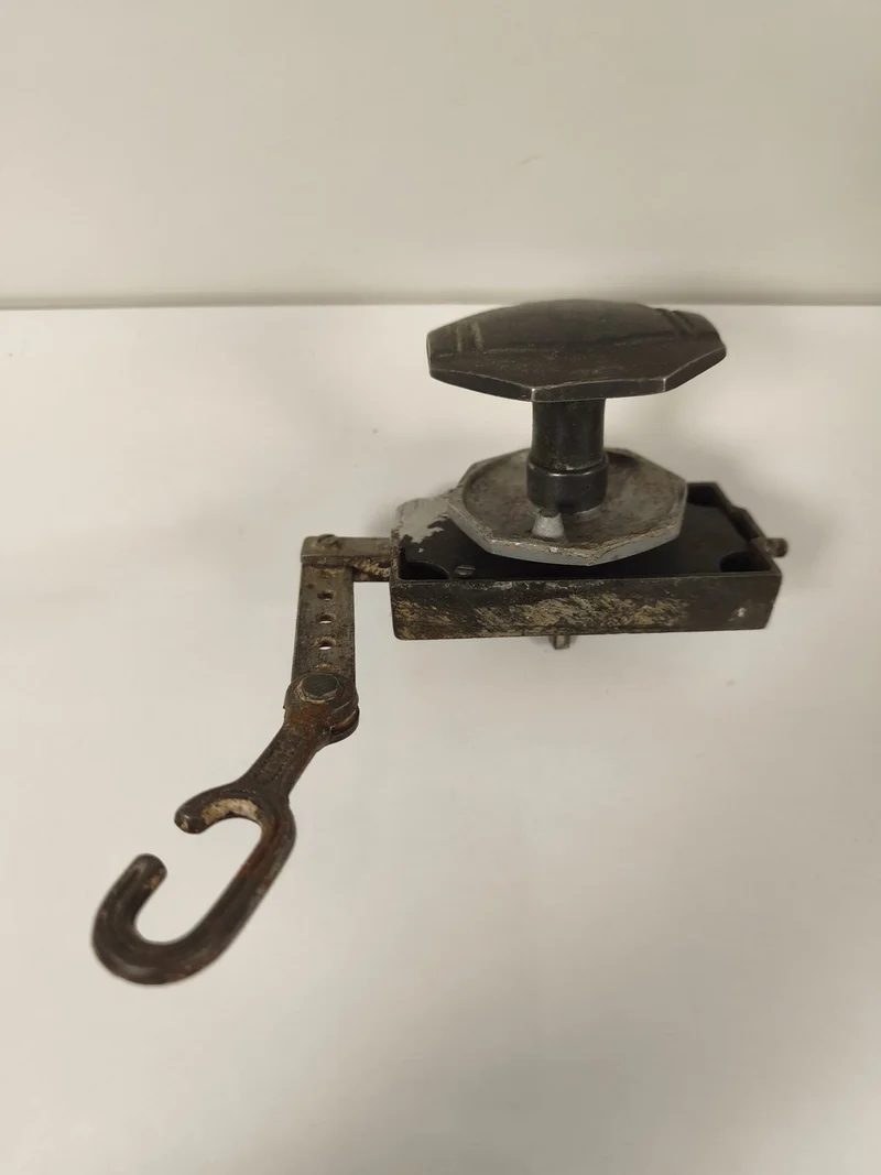 Ancienne poignée serrure de porte avec levier et crochet métal vintage