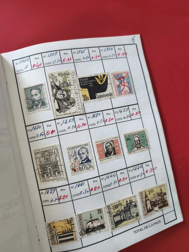 Classeur cahier timbres divers Tchécoslovaquie, pages à cases, couverture souple