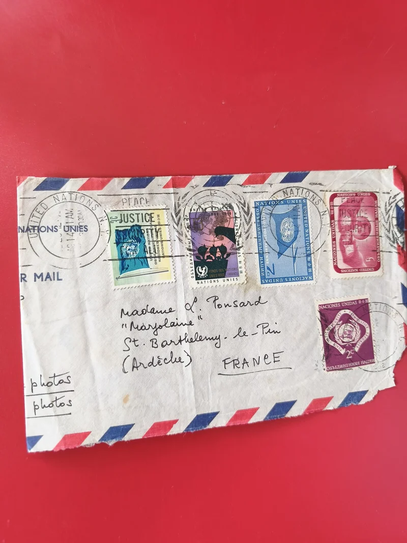 Enveloppe affranchie timbres Nations Unies, par avion, décorée multicolore