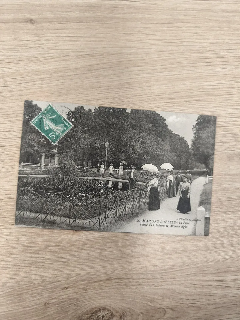 Carte postale ancienne CPA Maisons-Laffitte parc animation élégantes vintage