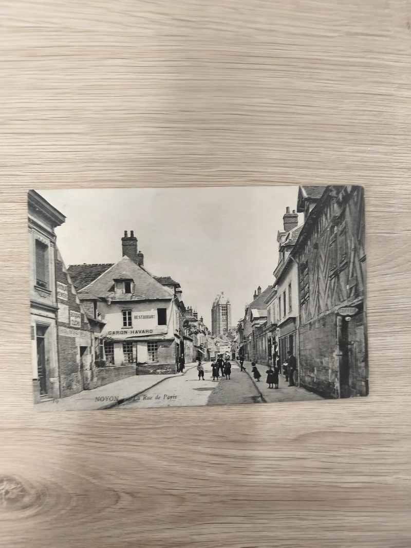 Ancienne carte postale CPA Noyon Rue de Paris animation rues France vintage