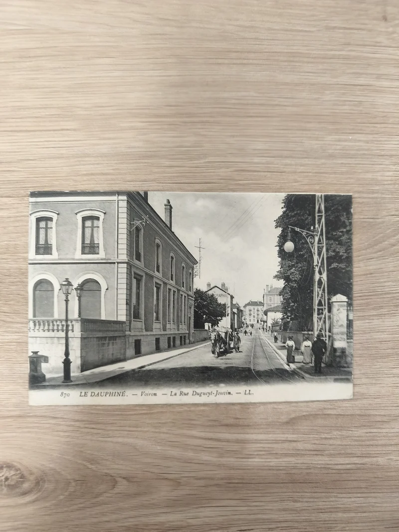 Ancienne carte postale Voiron Le Dauphiné Rue Duguet-Jouvin tramway LL