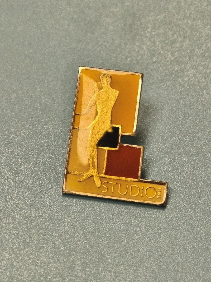 Vintage pin's Studio émaillé silhouette dorée jaune rouge déco rétro (Ref 16)