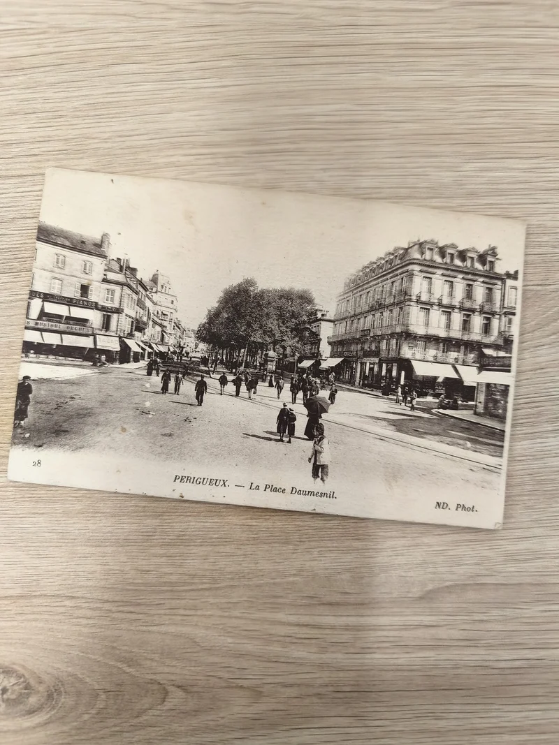 Ancienne carte postale PERIGUEUX Place Daumesnil ND Phot. vintage noir et blanc