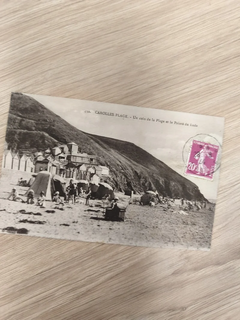 Ancienne carte postale Carolles-Plage cabines tentes plage vintage noir et blanc