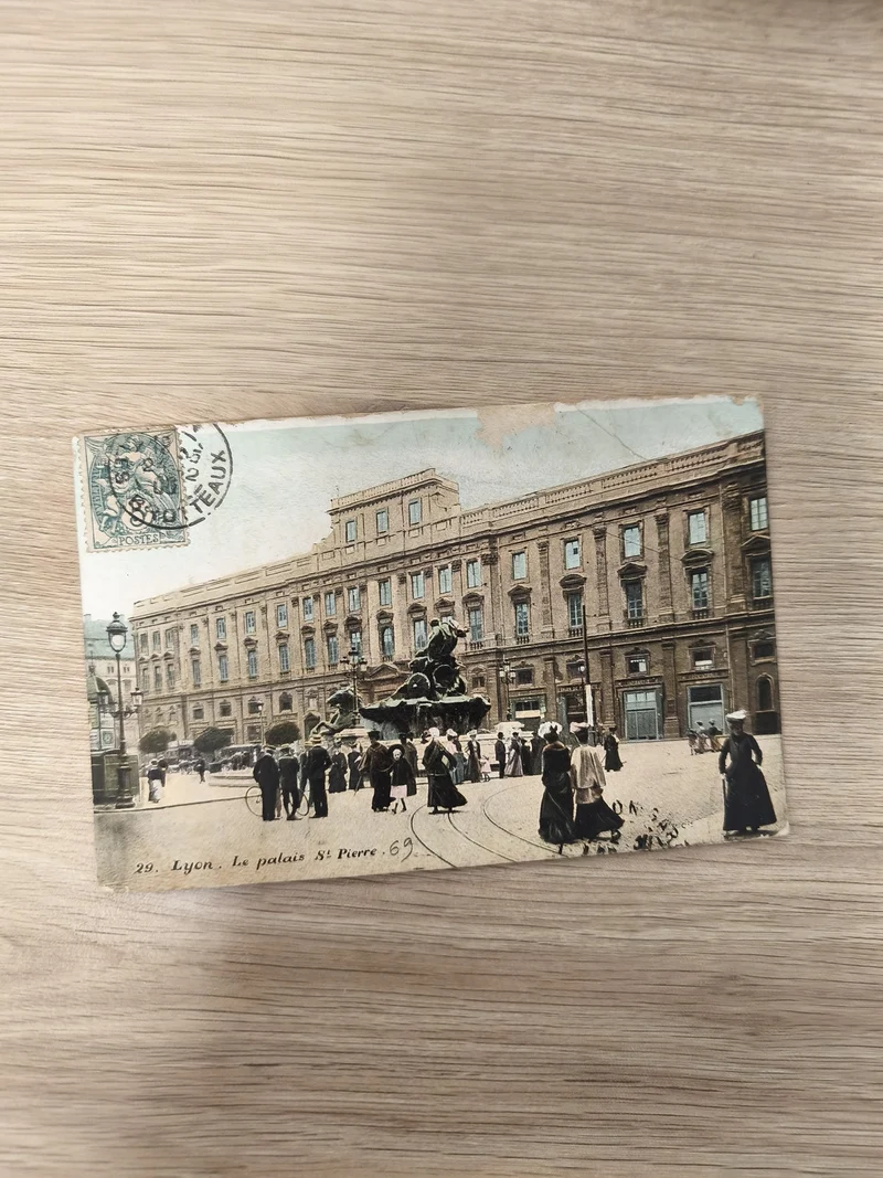 Ancienne carte postale Lyon Palais St Pierre CPA couleur ? scène animée vintage
