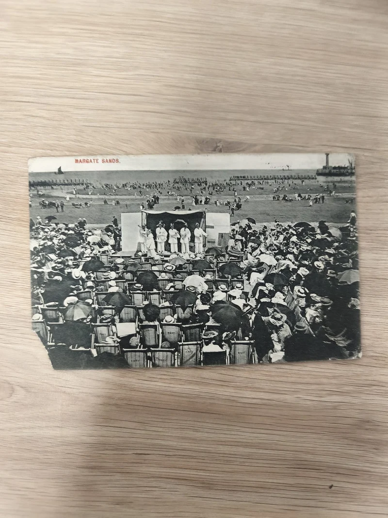 Ancienne carte postale Margate Sands animation balnéaire vintage Angleterre