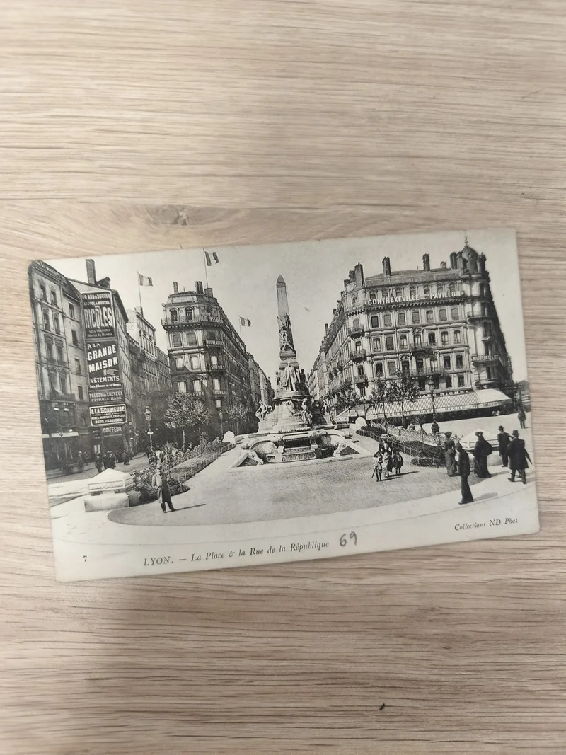 Ancienne carte postale Lyon Place et Rue de la République ND Phot noir et blanc
