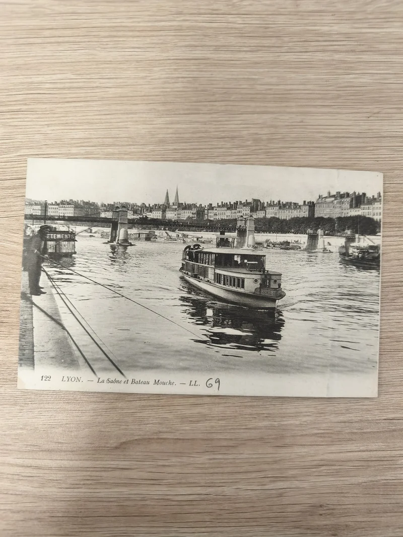 Ancienne carte postale Lyon La Saône Bateau Mouche noir et blanc vintage