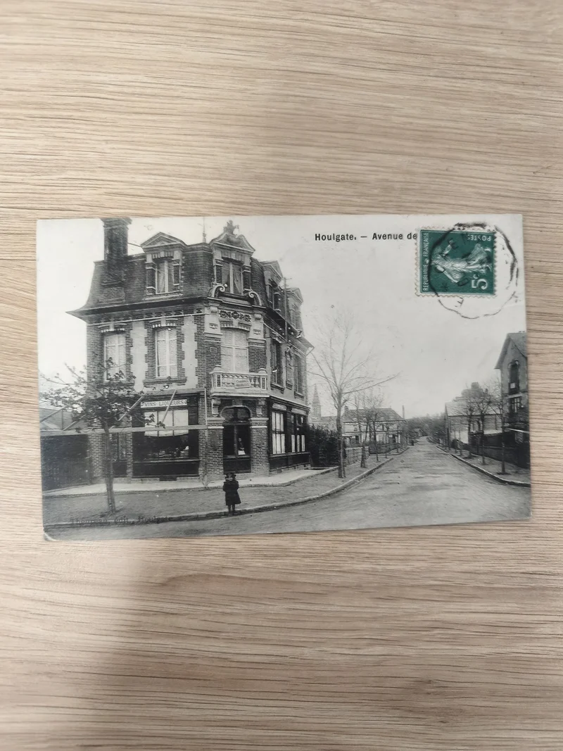 Ancienne carte postale Houlgate Avenue de la Mer animée timbrée vintage