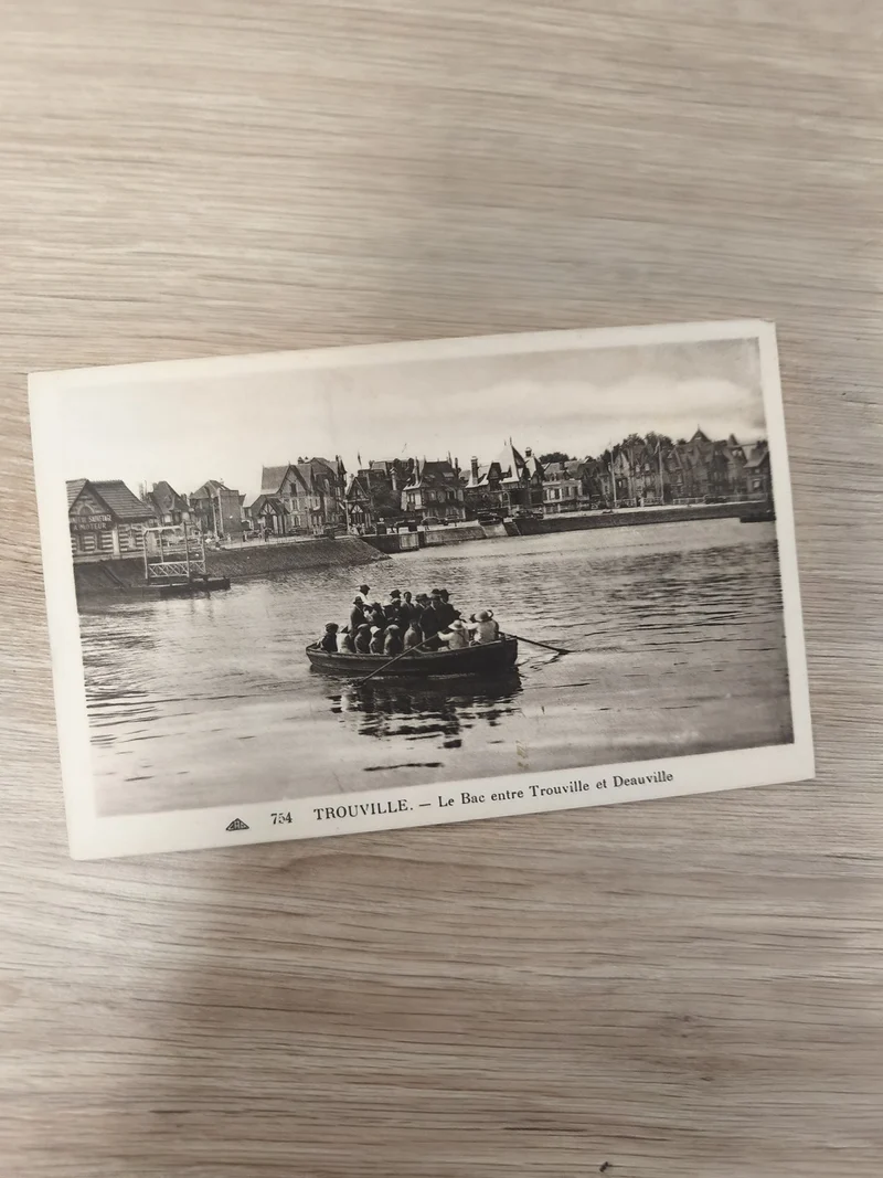 Ancienne carte postale Trouville bac Deauville noir et blanc rétro France