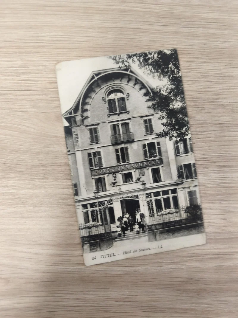 Ancienne carte postale Vittel Hôtel des Sources LL noir et blanc collection CPA