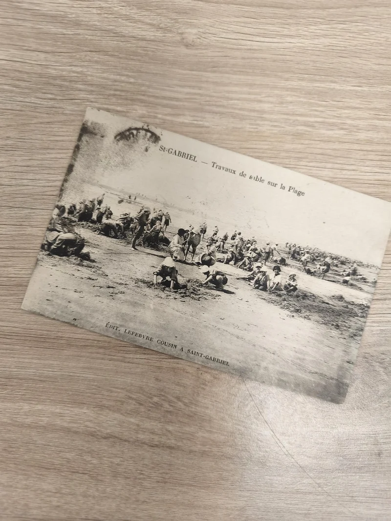 Ancienne carte postale St-Gabriel travaux de sable plage animation vintage