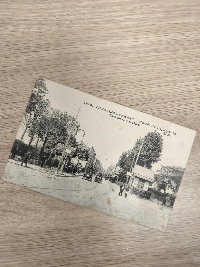 Ancienne carte postale Levallois-Perret Rue de Courcelles vintage noir et blanc