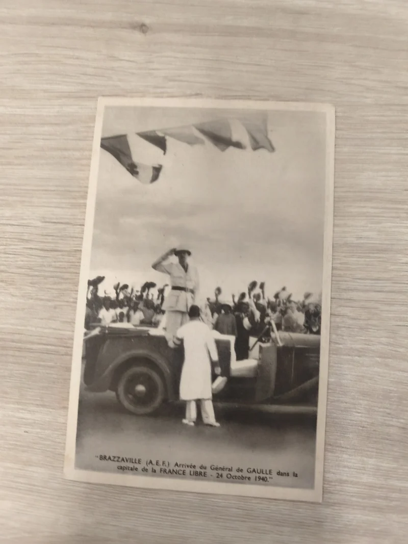 Ancienne carte postale Brazzaville 1940 arrivée du Général de Gaulle AEF
