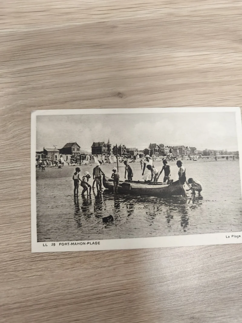 Ancienne carte postale Fort-Mahon-Plage LL 28 rétro, scène plage bateau