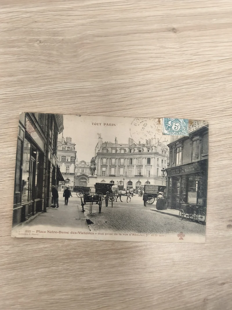 Ancienne carte postale Paris Place Notre-Dame-des-Victoires attelages timbre 5c