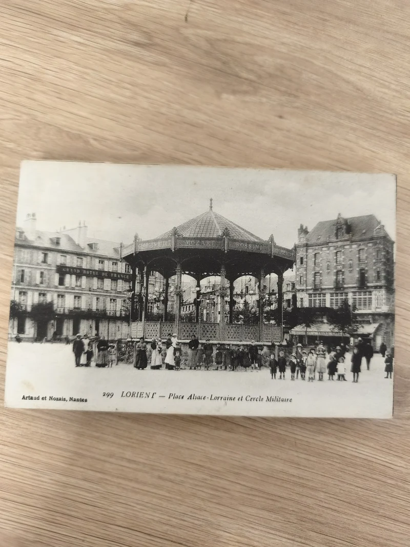 Ancienne CPA Lorient Place Alsace-Lorraine kiosque militaire noir et blanc vinta