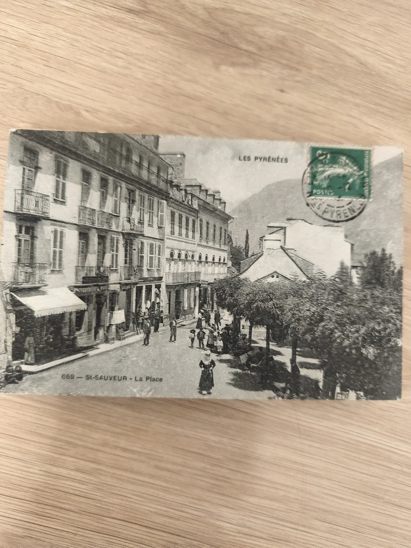 Ancienne carte postale St-Sauveur La Place Pyrénées timbre vintage noir et blanc
