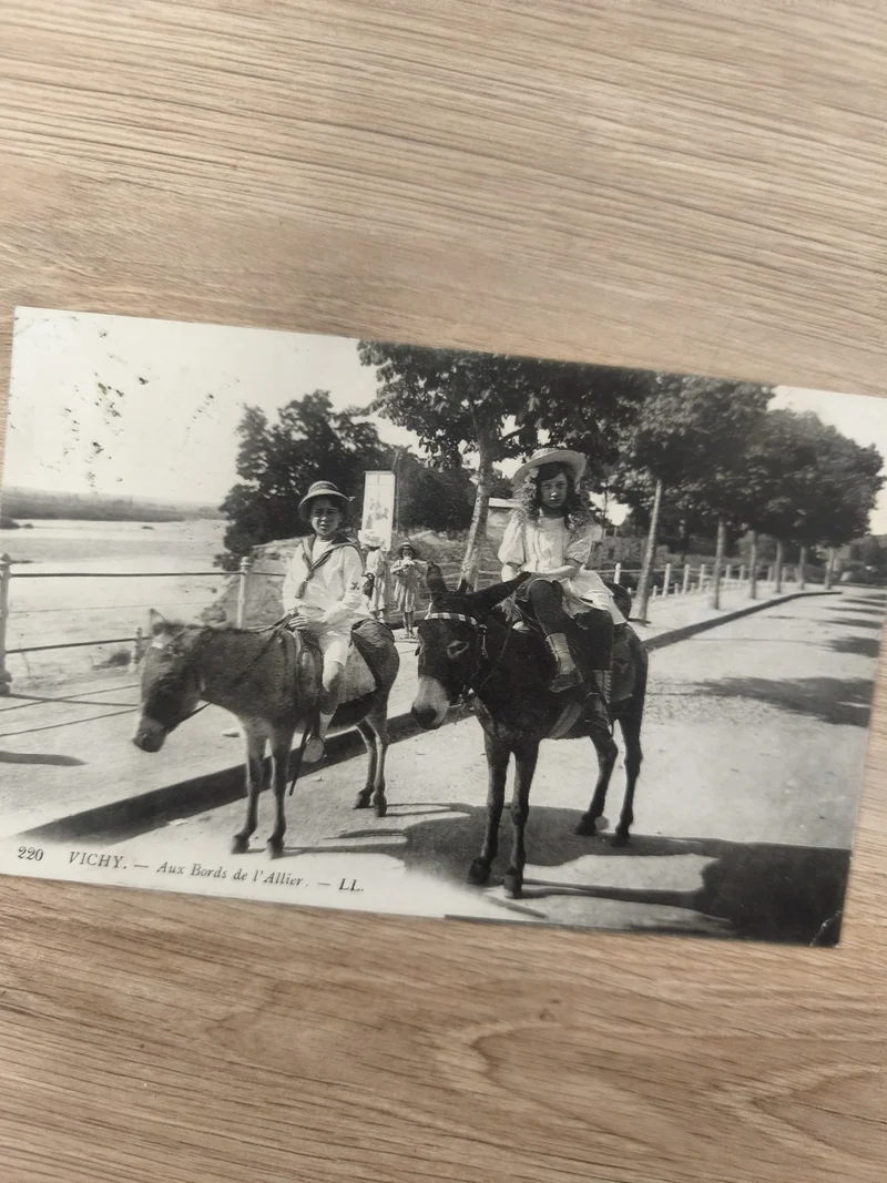 Ancienne carte postale Vichy bords de l?Allier enfants ânes LL vintage