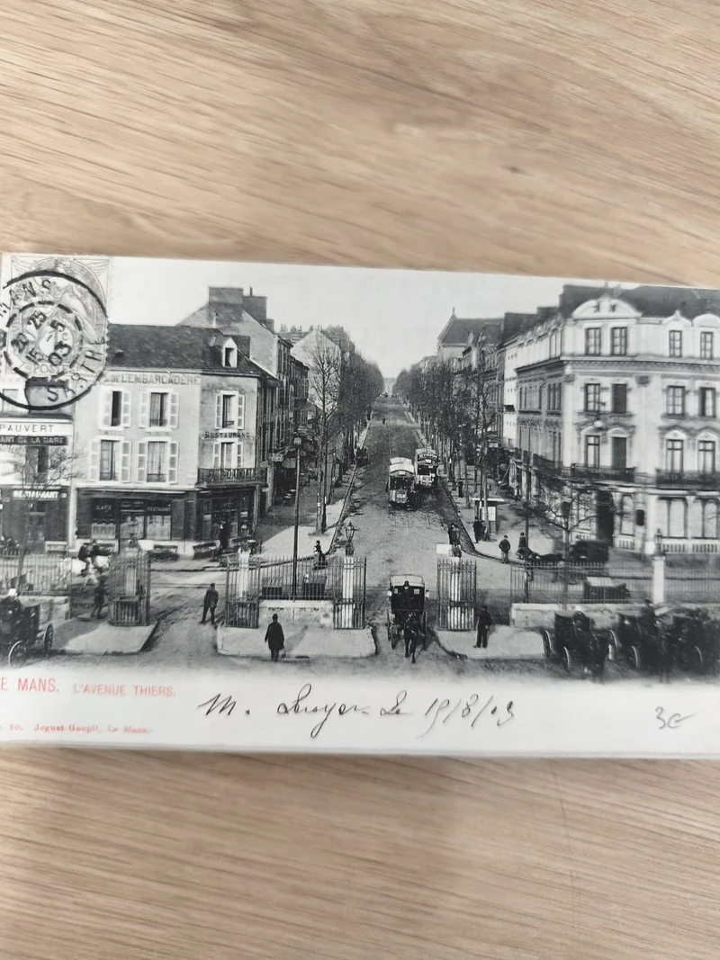 Ancienne carte postale Le Mans avenue Thiers noir et blanc animation urbaine