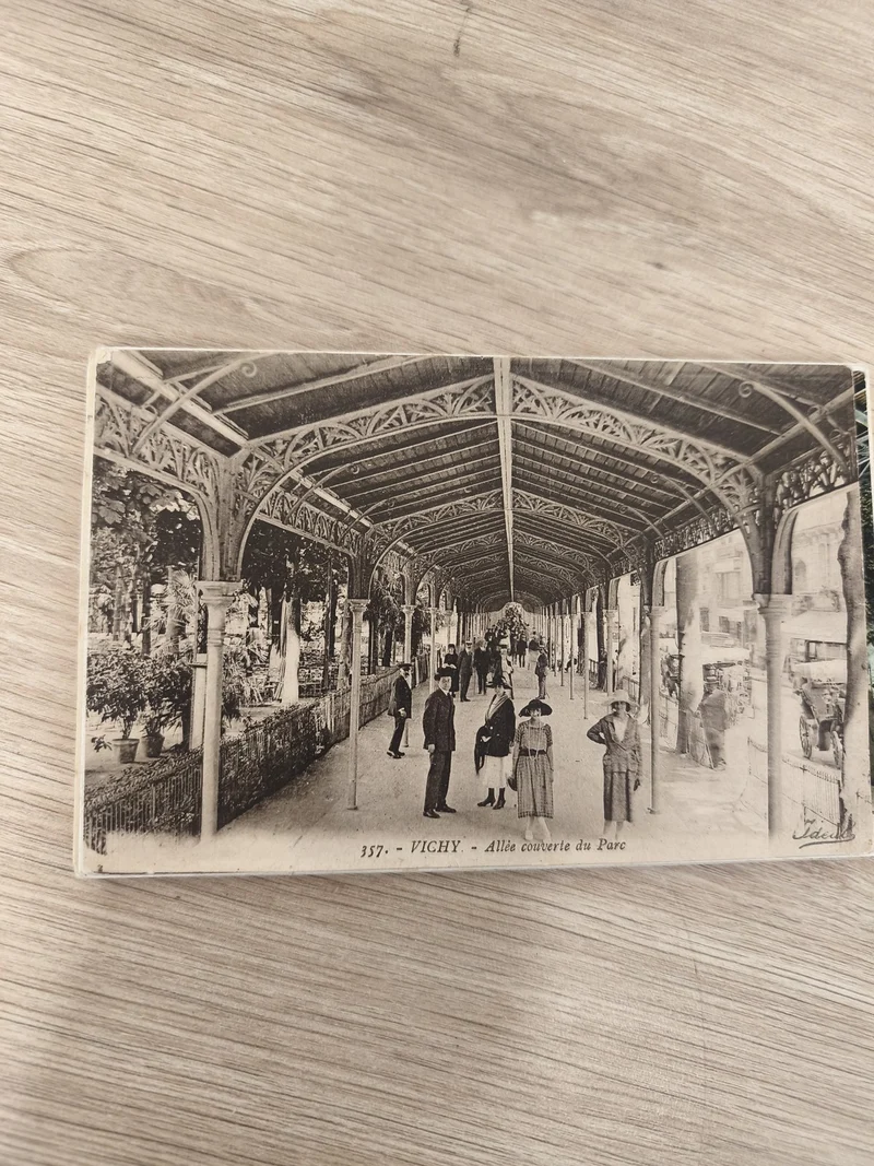 Ancienne carte postale Vichy allée couverte du parc vintage noir et blanc