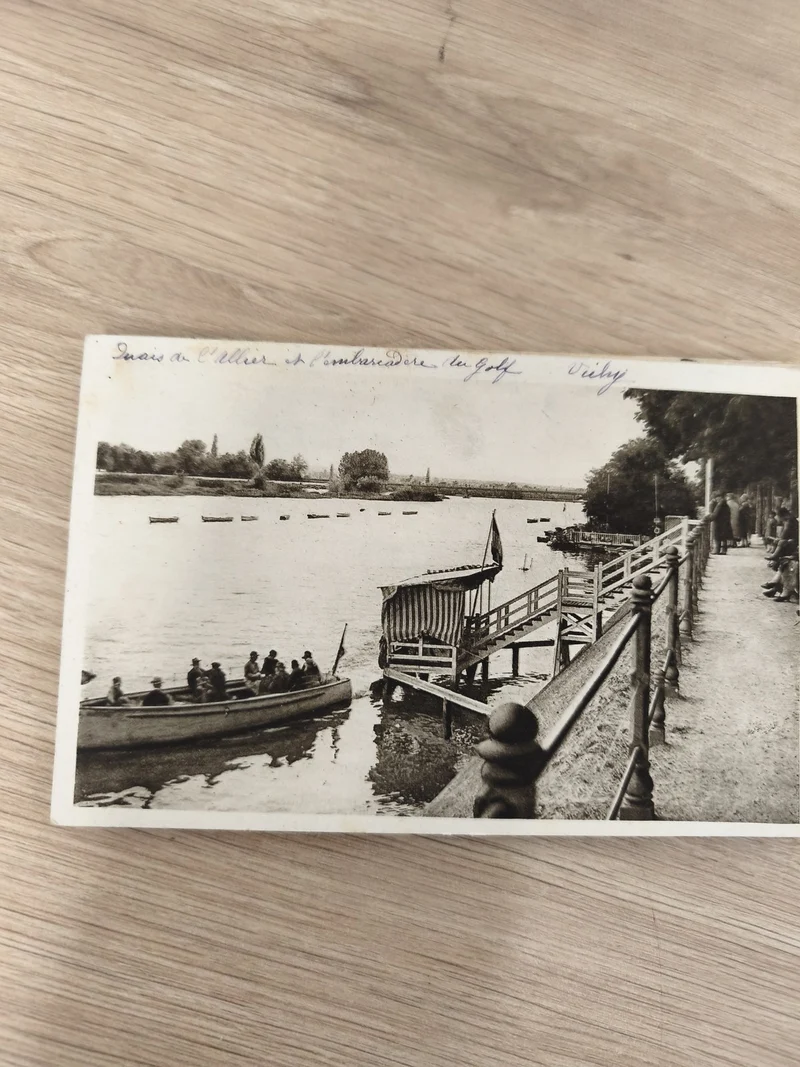 Ancienne carte postale Vichy barque et embarcadère bord de l?Allier vintage