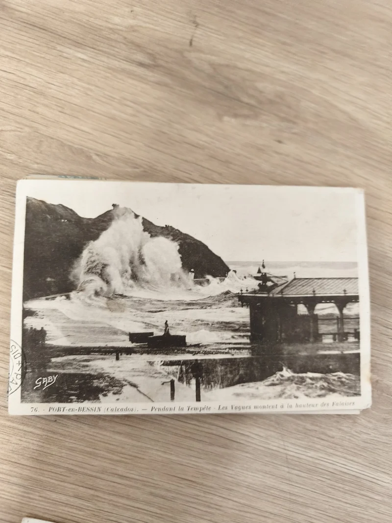 Carte postale ancienne Port-en-Bessin tempête vagues Calvados Gaby noir et blanc