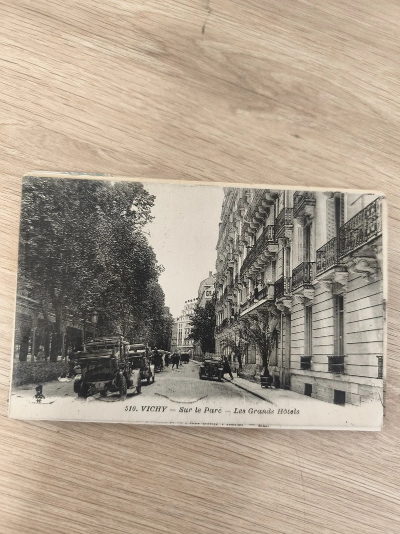 Ancienne carte postale Vichy Les Grands Hôtels sur le Parc noir et blanc vintage
