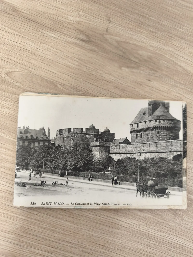 Ancienne carte postale Saint-Malo Château Place Saint-Vincent LL noir et blanc