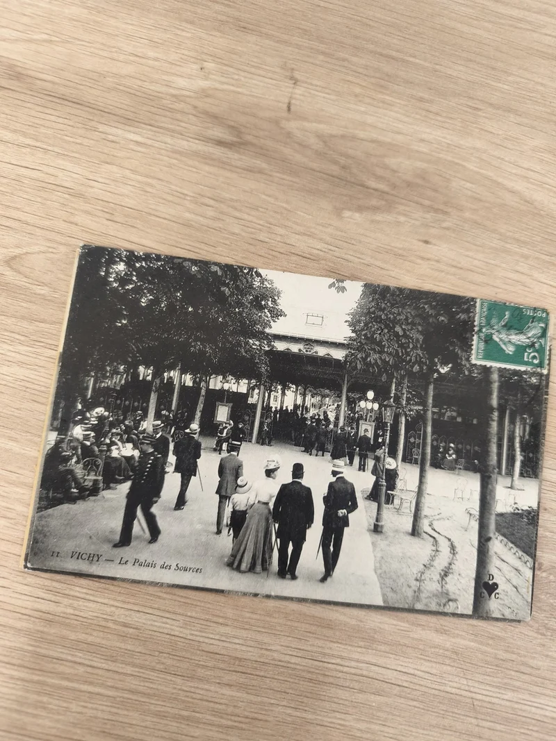 Carte postale ancienne Vichy Palais des Sources noir et blanc animée époque Bell