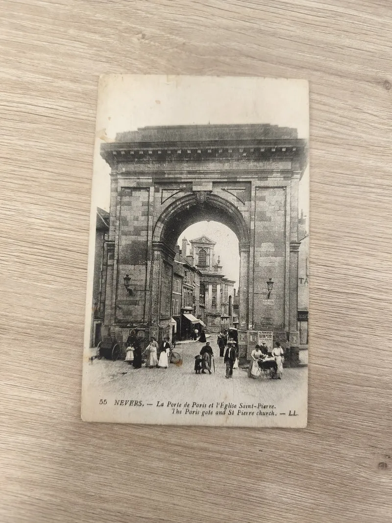 Carte postale ancienne Nevers Porte de Paris église Saint-Pierre animation