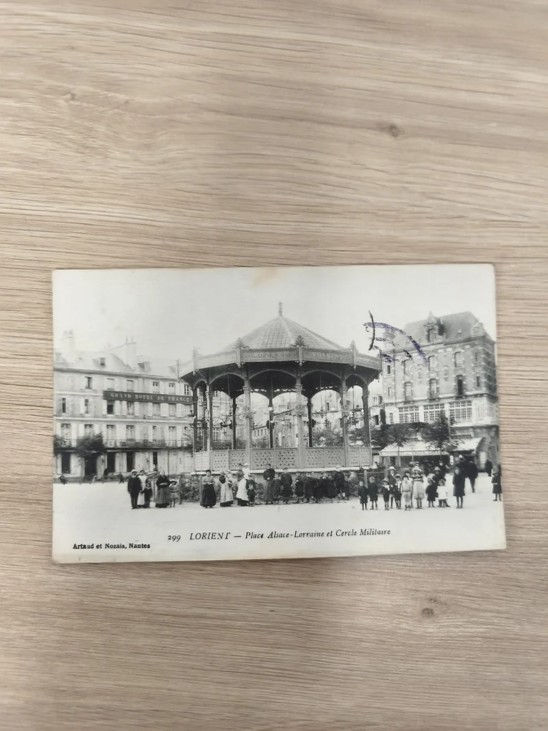 Ancienne carte postale CPA Lorient Place Alsace-Lorraine kiosque cercle militair